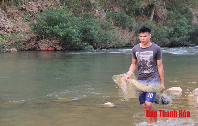 Tục lệ bảo vệ đàn cá trên sông Luồng của người Thái ở Quan Sơn 
