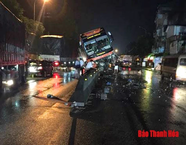 Ô tô khách mất lái, leo lên dải phân cách, gần 40 hành khách hoảng loạn, kêu cứu