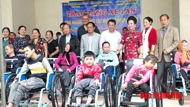 Trao tặng 25 xe lăn cho người khuyết tật huyện Thạch Thành