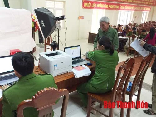 Công an huyện Tĩnh Gia cấp căn cước công dân lưu động cho người nghèo, tàn tật