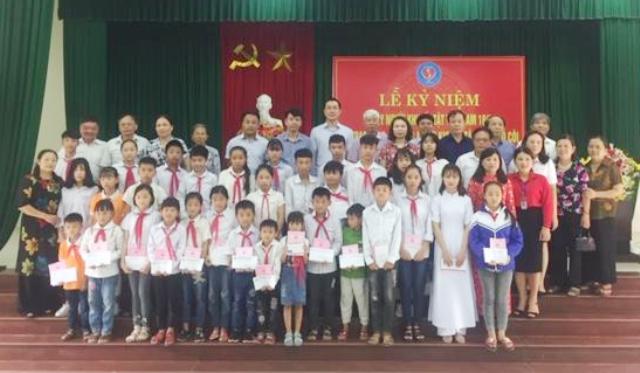 Huyện Đông Sơn: Trao xe lăn cho người khuyết tật và học bổng cho học sinh khó khăn