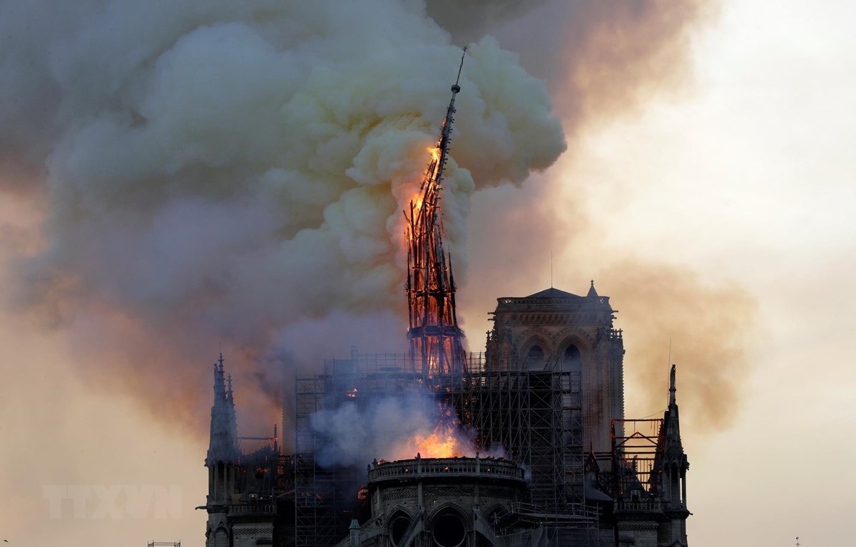 Nhân chứng kể lại khoảnh khắc Nhà thờ Đức Bà Paris chìm trong lửa