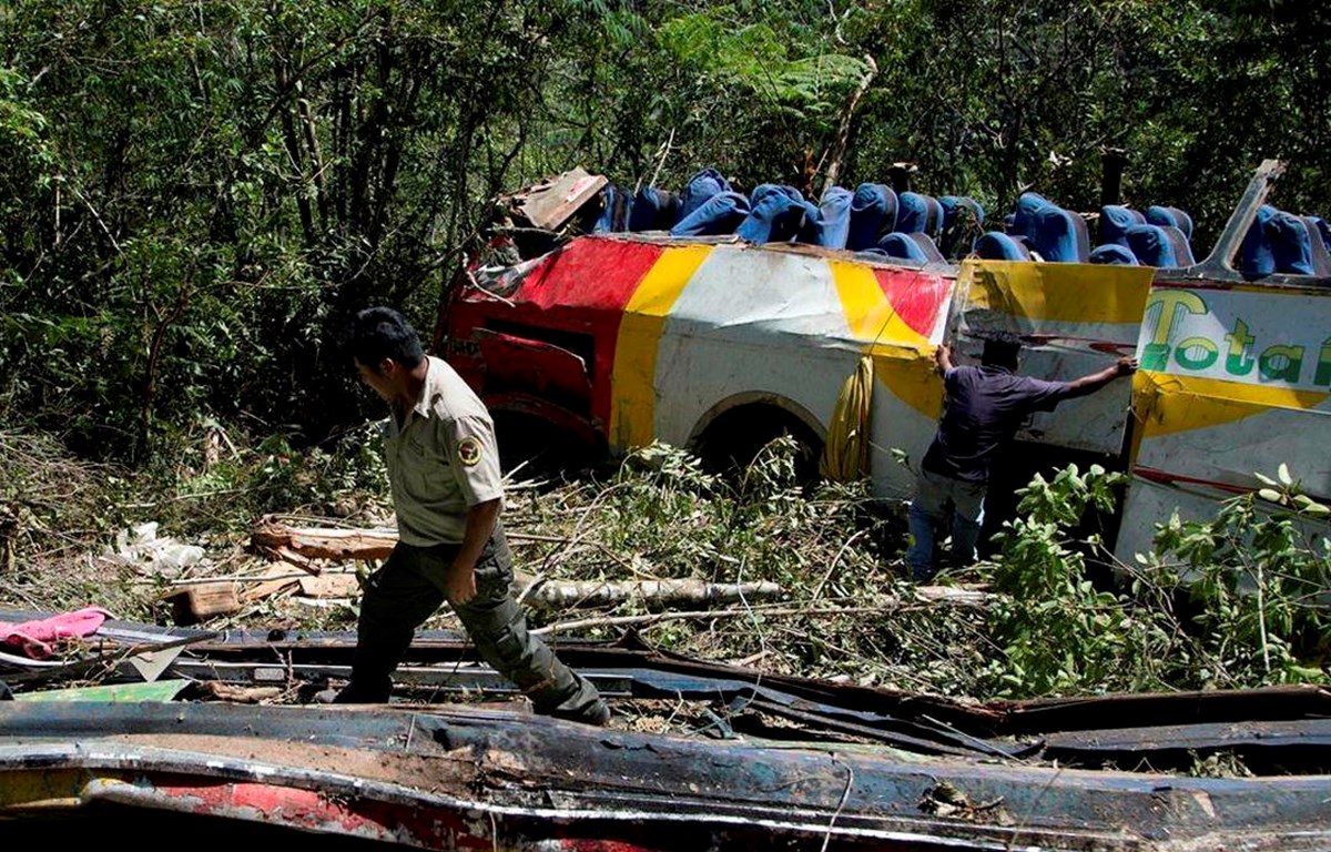 Bolivia: Xe buýt rơi xuống hẻm núi, gần 50 người thương vong