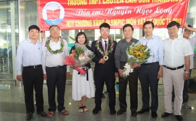 Hai học sinh Trường THPT chuyên Lam Sơn được tặng danh hiệu “Vì sự phát triển Thanh Hóa”