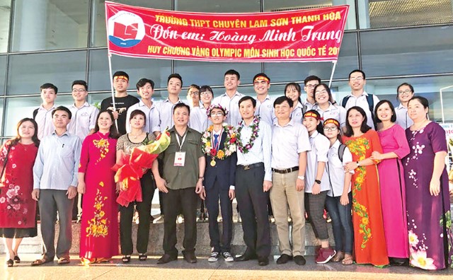 Hai học sinh Trường THPT chuyên Lam Sơn được tặng danh hiệu “Vì sự phát triển Thanh Hóa”