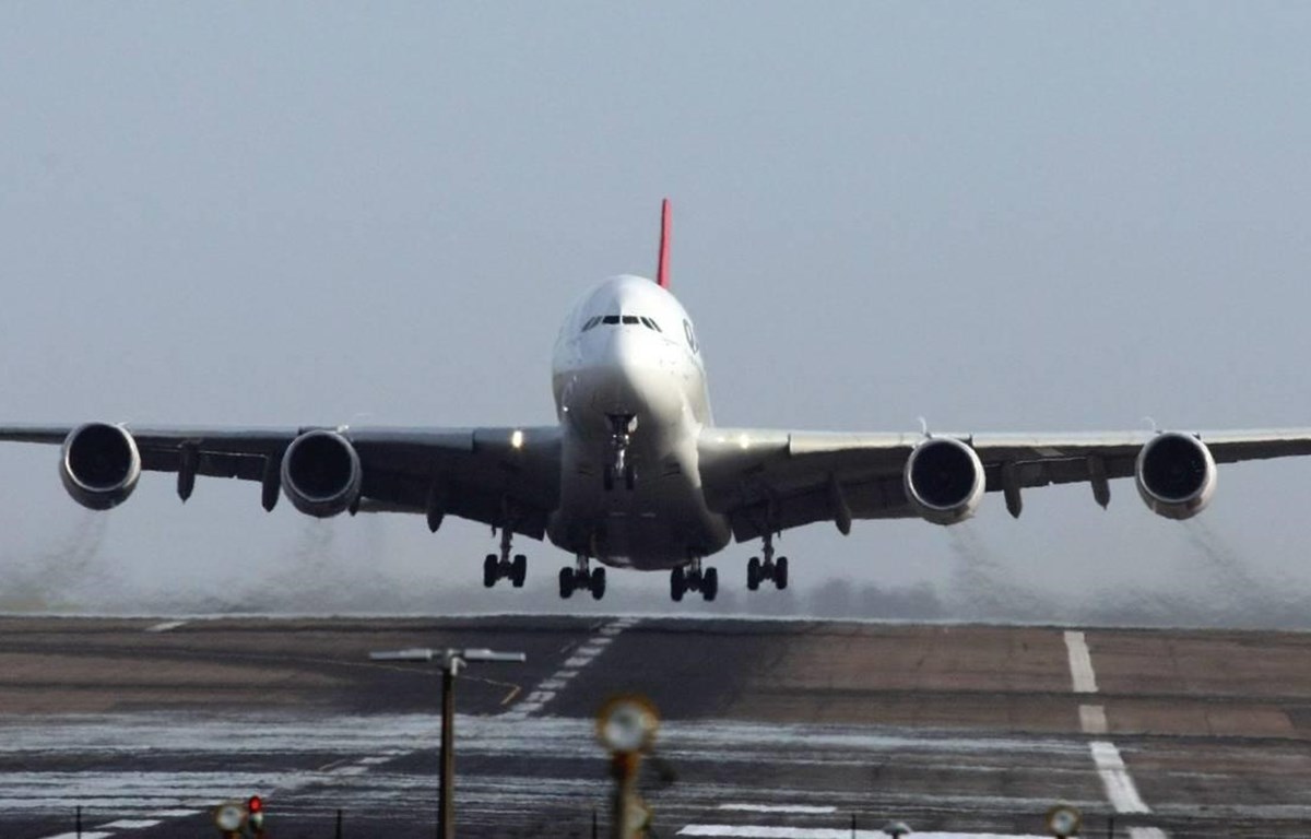 Máy bay hãng hàng không Qantas phải đổi hướng do sự cố điện