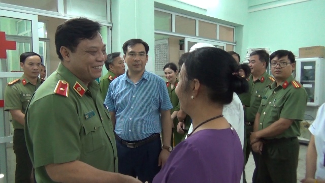 Thiếu tướng Nguyễn Hải Trung, Giám đốc Công an tỉnh thăm, tặng quà cho CBCS bị thương khi làm nhiệm vụ