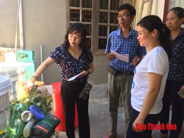 Hội Liên hiệp phụ nữ huyện Đông Sơn thực hiện thí điểm mô hình “Hố ủ rác thành phân hữu cơ”