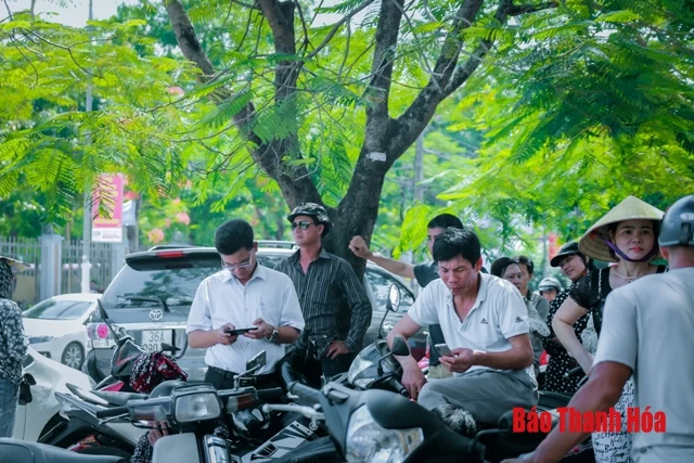 Phụ huynh đội nắng chờ con thi lớp 10