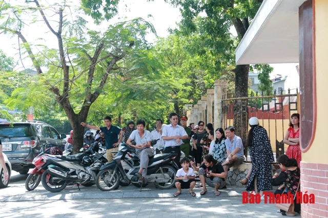 Phụ huynh đội nắng chờ con thi lớp 10