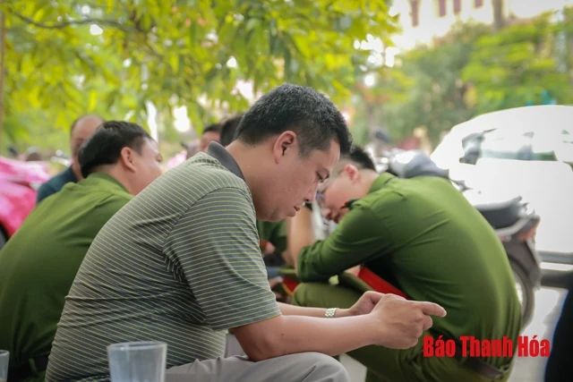 Phụ huynh đội nắng chờ con thi lớp 10