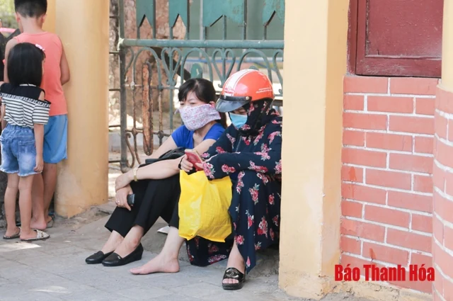Phụ huynh đội nắng chờ con thi lớp 10