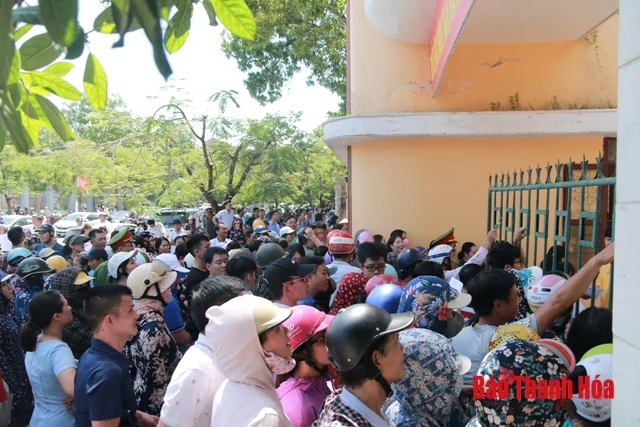 Phụ huynh đội nắng chờ con thi lớp 10