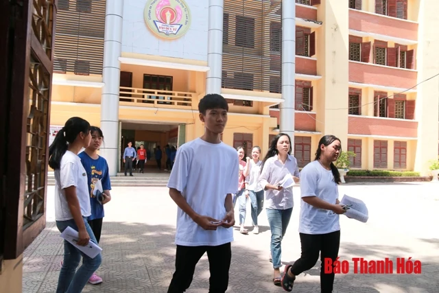 Phụ huynh đội nắng chờ con thi lớp 10