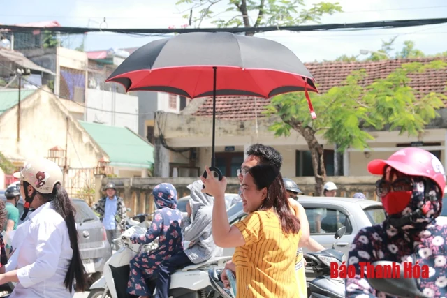 Phụ huynh đội nắng chờ con thi lớp 10