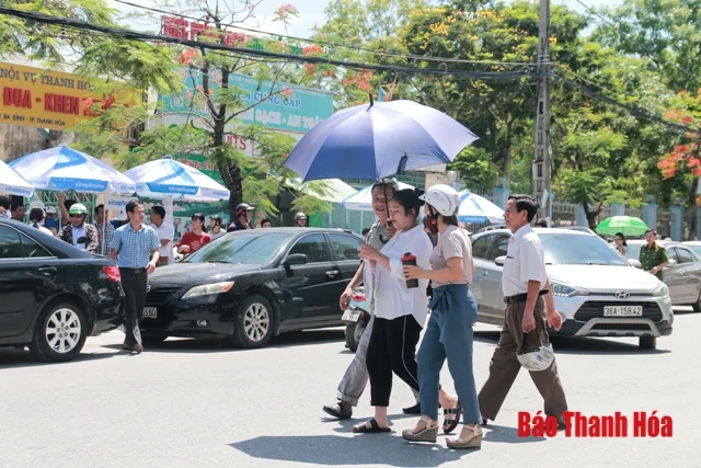 Phụ huynh đội nắng chờ con thi lớp 10