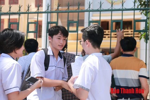 Phụ huynh đội nắng chờ con thi lớp 10
