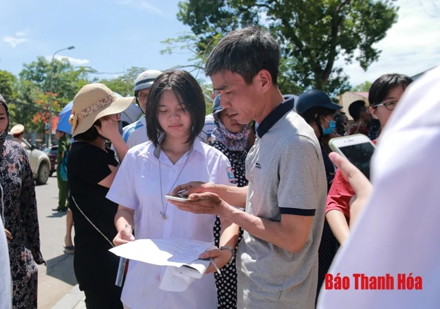 Phụ huynh đội nắng chờ con thi lớp 10