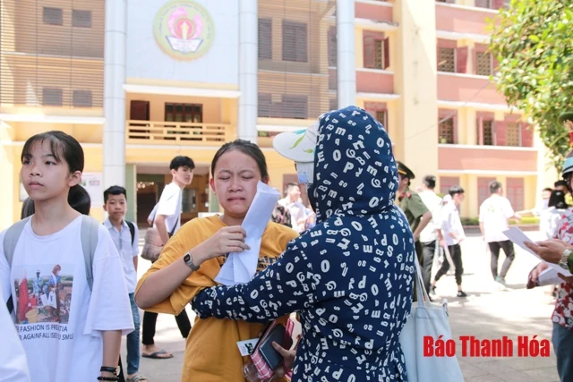 Phụ huynh đội nắng chờ con thi lớp 10