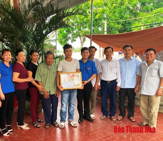 Khen thưởng thanh niên dũng cảm xuống biển cứu người khỏi đuối nước