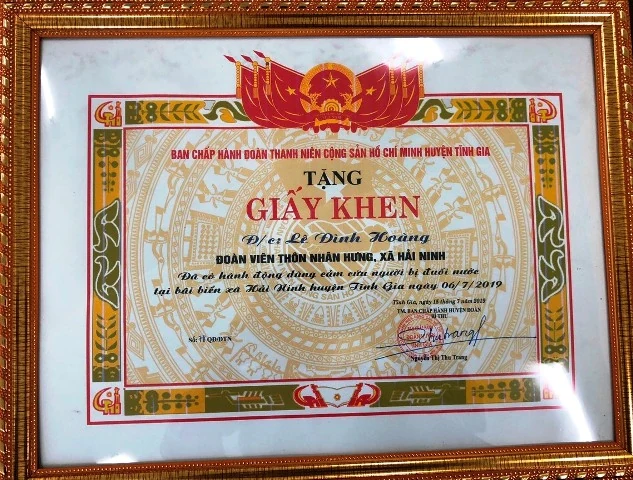 Khen thưởng thanh niên dũng cảm xuống biển cứu người khỏi đuối nước