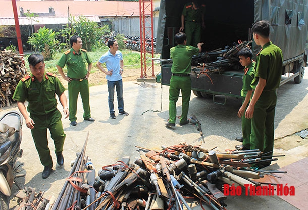 Vận động nhân dân giao nộp 84 khẩu súng tự chế