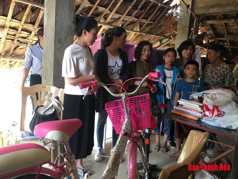 Hàng chục học sinh xã Quang Hiến (Lang Chánh) được hỗ trợ từ các nhà hảo tâm