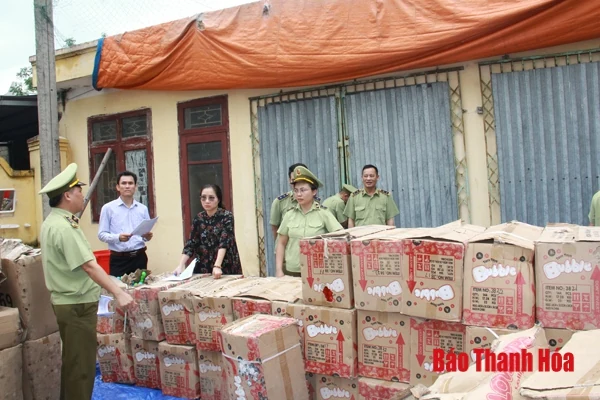 Tiêu hủy số lượng lớn bánh kẹo, đồ chơi và thuốc lá nhập lậu