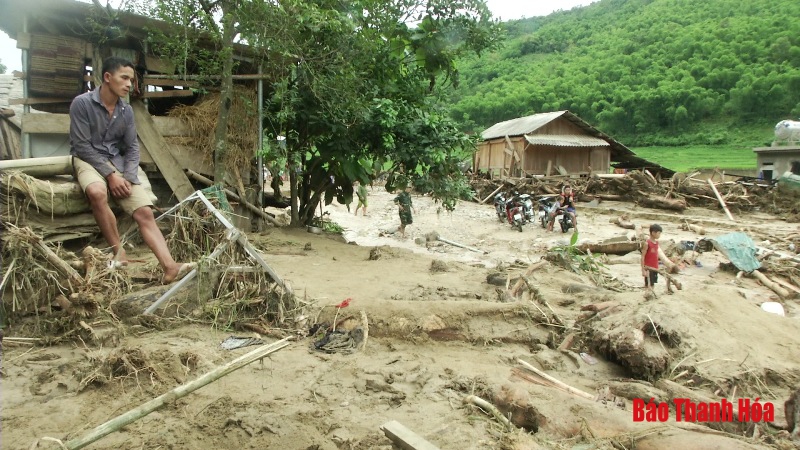 Đoàn công tác của Bộ Tư lệnh Biên phòng chỉ đạo khắc phục hậu quả lũ lụt tại bản Sa Ná