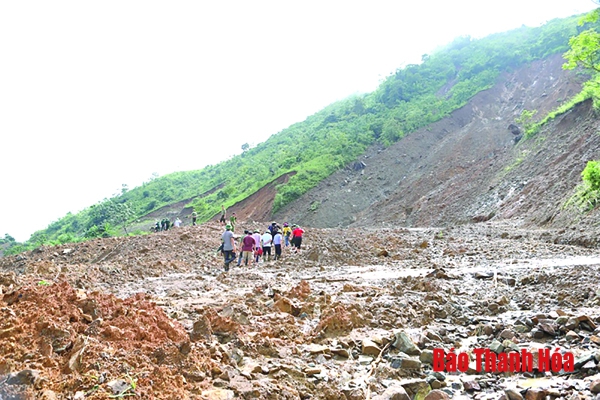 Nhiều tuyến đường giao thông qua địa bàn hai huyện Quan Sơn và Mường Lát bị sạt lở nghiêm trọng