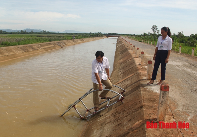 Lắp đặt các thang cứu hộ trên kênh Bắc qua xã Xuân Thiên