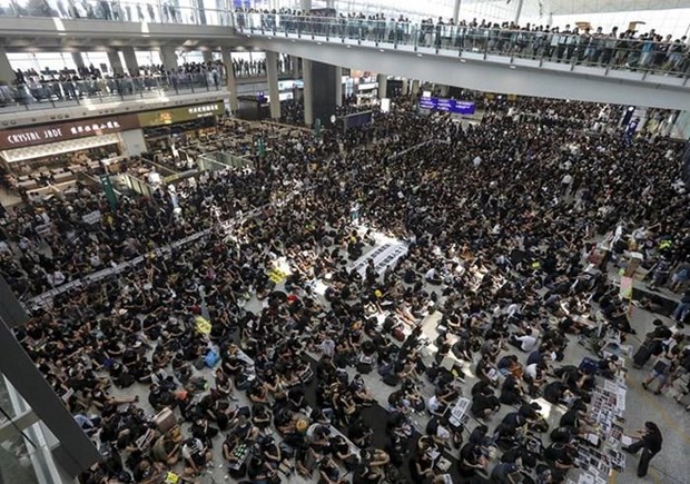 Biển người biểu tình tràn vào Sân bay quốc tế Hong Kong
