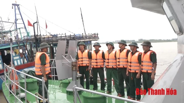 BĐBP Thanh Hóa khẩn trương kêu gọi tàu thuyền tránh trú bão số 4 