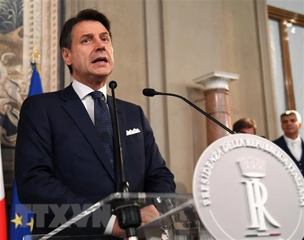 Chính phủ liên minh “”vàng-đỏ“” của Italy tuyên thệ nhậm chức
