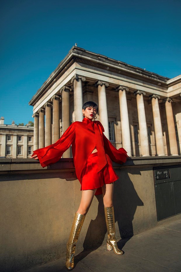 Trần Hùng mang nhung lụa Việt lên sàn diễn London Fashion Week 2019