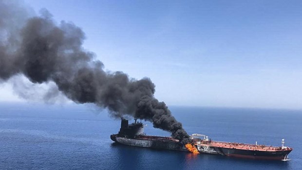 Khả năng tàu chở dầu của Iran cháy do bị tên lửa tấn công