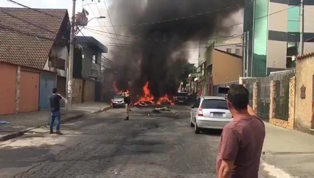 Brazil: Rơi máy bay trên đường phố, 6 người thương vong