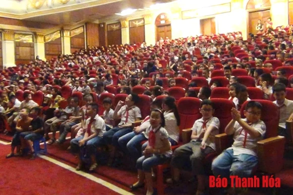 Công diễn vở kịch “Tiếng đàn Thạch Sanh” phục vụ các em thiếu nhi xứ Thanh