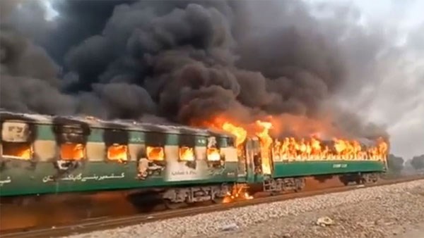 Cháy tàu hỏa ở Pakistan, khiến ít nhất 62 người thiệt mạng