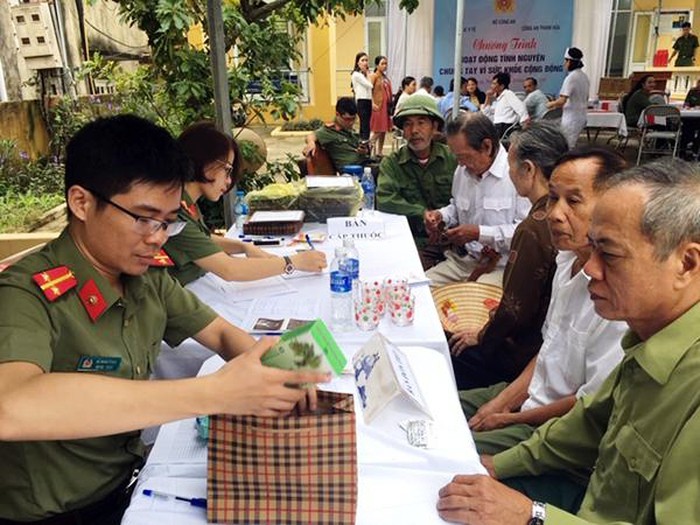 Khám, cấp thuốc miễn phí cho các đối tượng chính sách xã Hà Phú (Hà Trung)