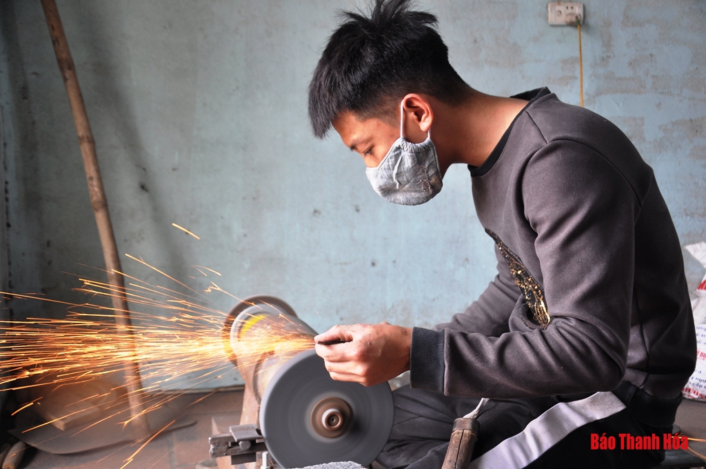 Làng nghề vào Tết: Làng rèn đỏ lửa suốt ngày đêm