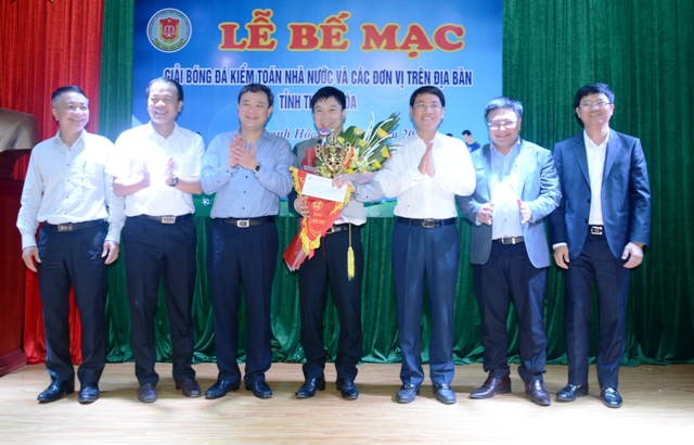 Bế mạc giải bóng đá giao hữu Kiểm toán Nhà nước và các đơn vị trên địa bàn tỉnh Thanh Hóa