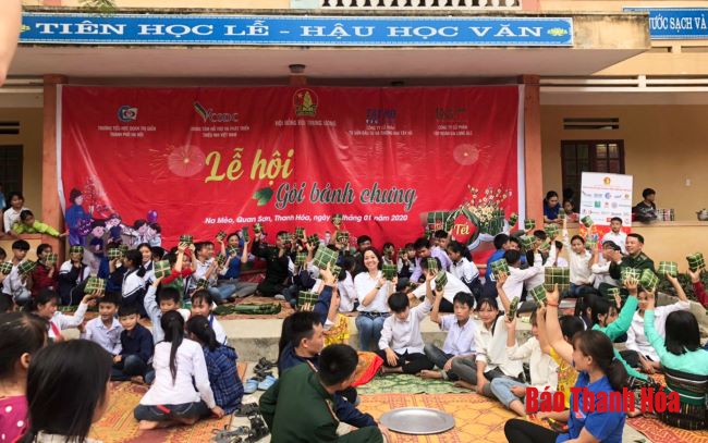Tết ấm cho em - Lễ hội gói bánh chưng tại huyện Quan Sơn
