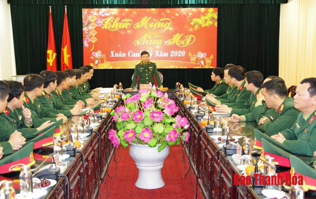 Đoàn công tác Tổng cục Chính trị kiểm tra, tặng quà Bộ CHQS tỉnh Thanh Hóa