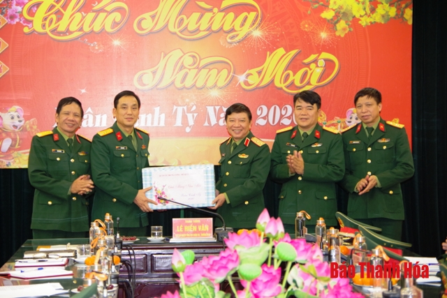Đoàn công tác Tổng cục Chính trị kiểm tra, tặng quà Bộ CHQS tỉnh Thanh Hóa