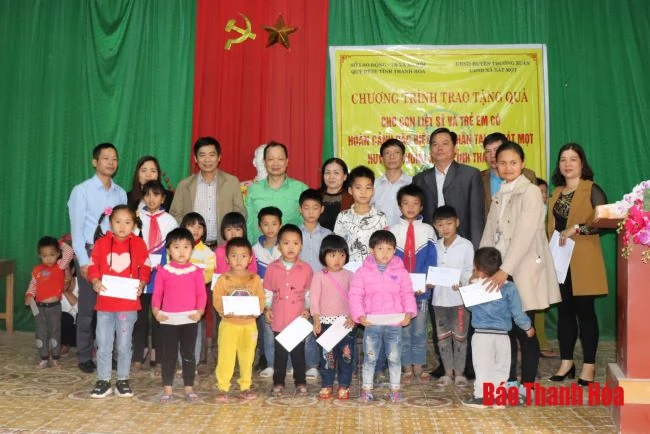 Tặng quà cho con liệt sỹ và trẻ em có hoàn cảnh đặc biệt khó khăn trên địa bàn xã Bát Mọt