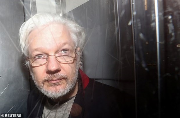 Nhà sáng lập WikiLeaks Julian Assange xuất hiện tại tòa án Anh