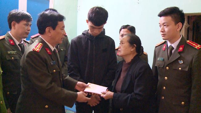 Công an tỉnh Thanh Hoá: Trao tặng 150 triệu đồng cho thân nhân 3 liệt sỹ CAND hi sinh tại Đồng Tâm