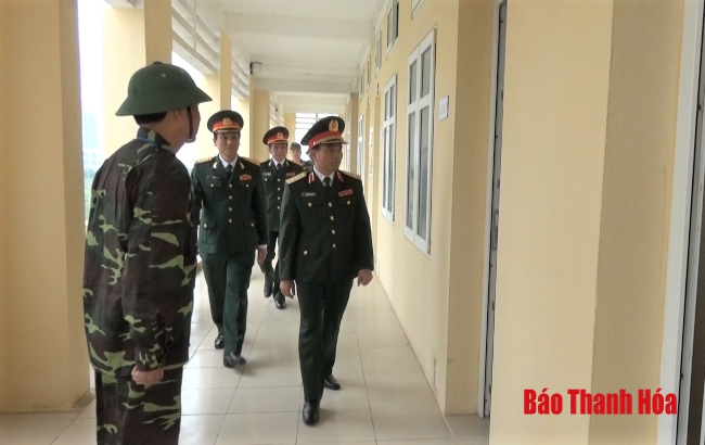 Tư lệnh Quân khu 4 kiểm tra khu tiếp nhận công dân từ vùng dịch trở về Thanh Hóa