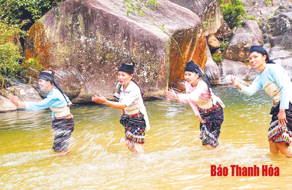 Xã Trí Nang giữ gìn trang phục truyền thống của phụ nữ dân tộc Thái